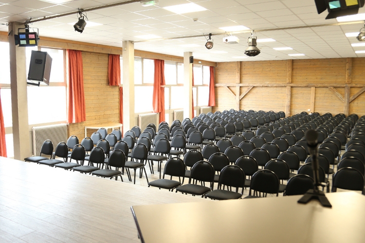 Séminaire à Annecy, Neaclub, installation d'une salle avec pupitre